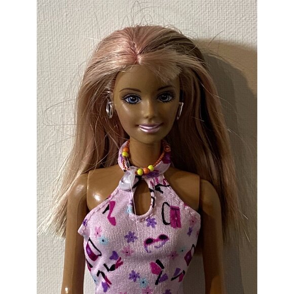 1999 BARBIE Cali Girl Tanned Doll Blonde Highlights Blue Eyes Necklace - Picture 2 of 7